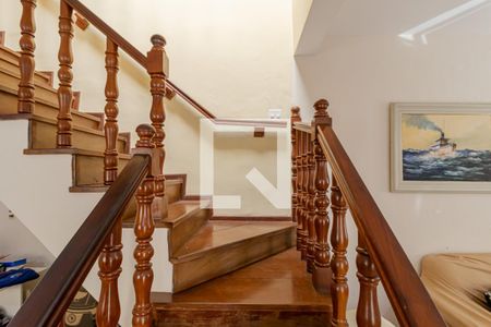 Casa à venda com 160m², 4 quartos e 2 vagas Casa à venda com 160m², 4 quartos e 2 vagasEscadas