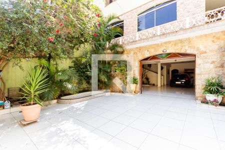 Casa à venda com 420m², 3 quartos e 8 vagas Casa à venda com 420m², 3 quartos e 8 vagasGaragem