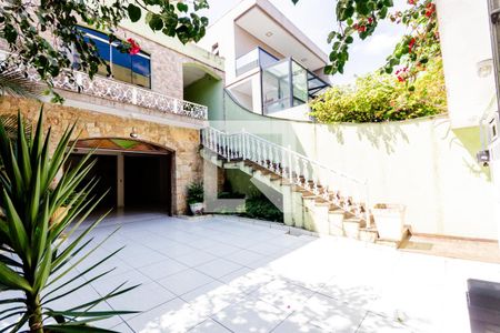 Casa à venda com 420m², 3 quartos e 8 vagas Casa à venda com 420m², 3 quartos e 8 vagasGaragem