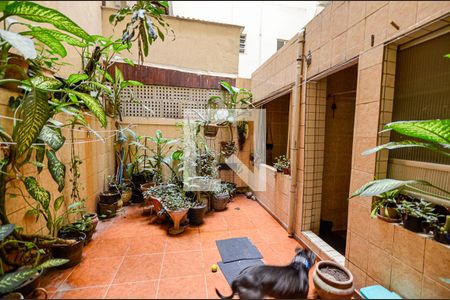 Apartamento à venda com 200m², 4 quartos e 1 vaga Apartamento à venda com 200m², 4 quartos e 1 vagaQuintal