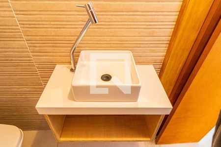 Lavabo de casa para alugar com 4 quartos, 135m² em Caxingui, São Paulo