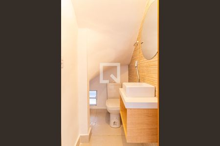 Lavabo de casa para alugar com 4 quartos, 135m² em Caxingui, São Paulo