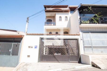 Casa à venda com 190m², 5 quartos e 4 vagas Casa à venda com 190m², 5 quartos e 4 vagasFachada