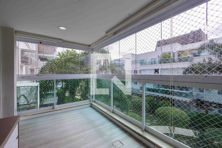 Apartamento à venda com 140m², 3 quartos e 2 vagas Apartamento à venda com 140m², 3 quartos e 2 vagasVaranda