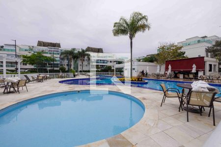 Apartamento à venda com 140m², 3 quartos e 2 vagas Apartamento à venda com 140m², 3 quartos e 2 vagasÁrea Comum Piscina