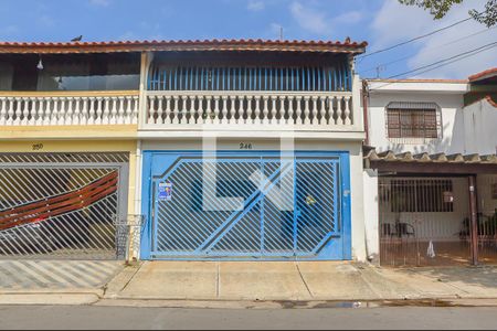 Casa à venda com 220m², 2 quartos e 2 vagas Casa à venda com 220m², 2 quartos e 2 vagasFachada