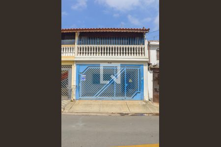 Casa à venda com 220m², 2 quartos e 2 vagas Casa à venda com 220m², 2 quartos e 2 vagasFachada