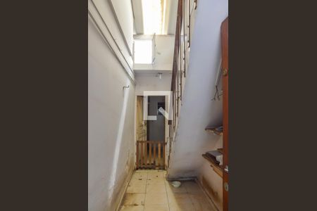 Casa à venda com 220m², 2 quartos e 2 vagas Casa à venda com 220m², 2 quartos e 2 vagasEscada