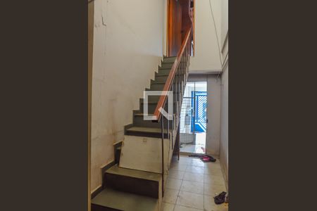 Casa à venda com 220m², 2 quartos e 2 vagas Casa à venda com 220m², 2 quartos e 2 vagasEscada