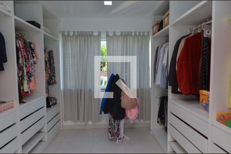 Casa de condomínio à venda com 360m², 4 quartos e 3 vagasCloset da suíte 2