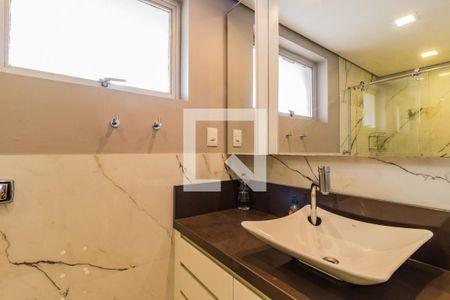 Apartamento à venda com 180m², 3 quartos e 2 vagas Apartamento à venda com 180m², 3 quartos e 2 vagasBanheiro da Suite