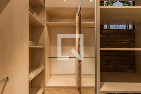 Apartamento à venda com 180m², 3 quartos e 2 vagas Apartamento à venda com 180m², 3 quartos e 2 vagasCloset