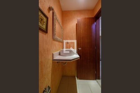 Casa de condomínio à venda com 280m², 4 quartos e 2 vagasLavabo