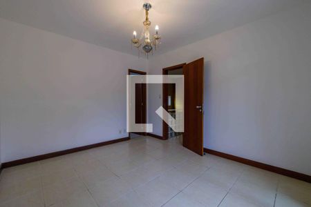 Casa de condomínio à venda com 280m², 4 quartos e 2 vagasSuíte 3
