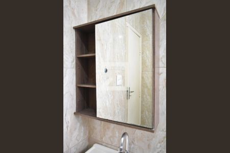 Casa de condomínio para alugar com 120m², 2 quartos e 4 vagasBanheiro - Armário com espelho