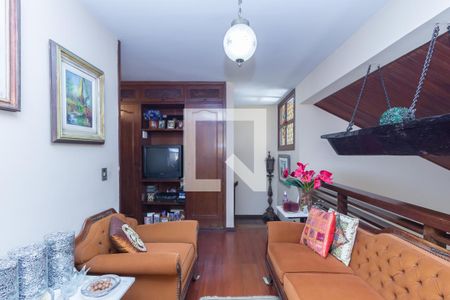 Casa à venda com 374m², 5 quartos e 4 vagasSala