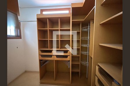 Casa à venda com 348m², 3 quartos e 3 vagasCloset