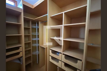 Casa à venda com 348m², 3 quartos e 3 vagasCloset