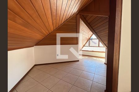 Casa à venda com 348m², 3 quartos e 3 vagasSótão