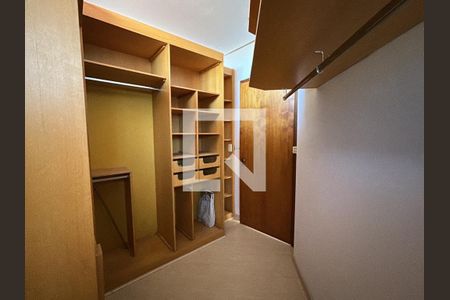 Casa à venda com 348m², 3 quartos e 3 vagasCloset