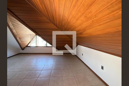 Casa à venda com 348m², 3 quartos e 3 vagasSótão