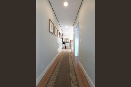 Casa de condomínio à venda com 309m², 4 quartos e 4 vagasCorredor