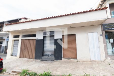 Casa à venda com 390m², 3 quartos e 3 vagas Casa à venda com 390m², 3 quartos e 3 vagasFachada