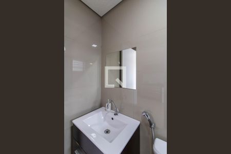 Banheiro de kitnet/studio para alugar com 0 quarto, 25m² em Jardim Adriana, Guarulhos