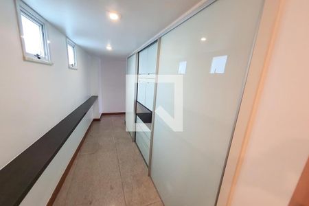 Corredor de apartamento à venda com 3 quartos, 230m² em Ingá, Niterói