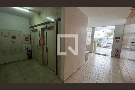 Apartamento à venda com 100m², 2 quartos e 2 vagasHall social