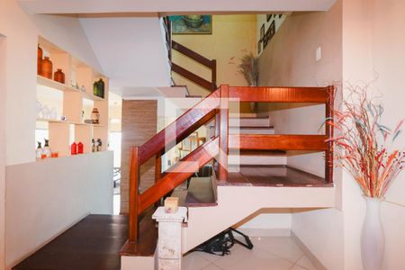 Casa à venda com 374m², 5 quartos e 5 vagasEscada