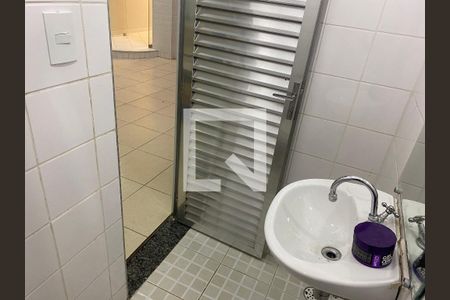 Casa de condomínio à venda com 170m², 3 quartos e 3 vagasBanheiro de serviço