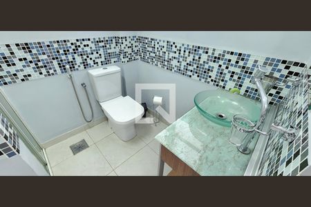 Banheiro de kitnet/studio para alugar com 1 quarto, 33m² em Gonzaga, Santos