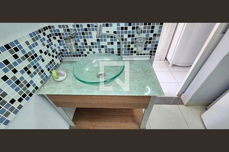 Banheiro de kitnet/studio para alugar com 1 quarto, 33m² em Gonzaga, Santos