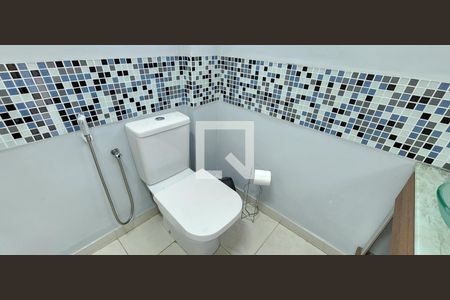 Banheiro de kitnet/studio para alugar com 1 quarto, 33m² em Gonzaga, Santos