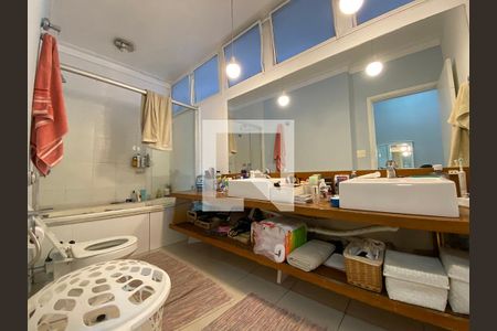 Apartamento à venda com 342m², 4 quartos e 3 vagas Apartamento à venda com 342m², 4 quartos e 3 vagasBanheiro da Suíte