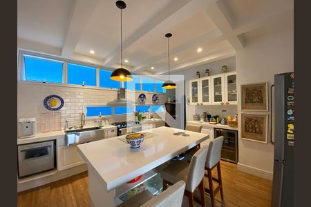 Apartamento à venda com 342m², 4 quartos e 3 vagas Apartamento à venda com 342m², 4 quartos e 3 vagasCozinha