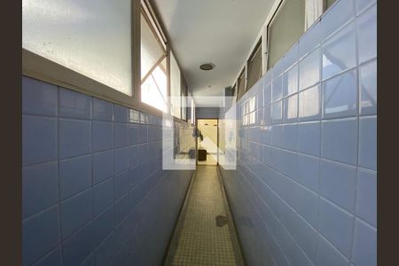 Apartamento à venda com 342m², 4 quartos e 3 vagas Apartamento à venda com 342m², 4 quartos e 3 vagasÁrea de Serviço - corredor