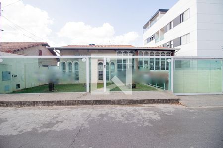 Casa para alugar com 520m², 7 quartos e 3 vagas Casa para alugar com 520m², 7 quartos e 3 vagasFachada