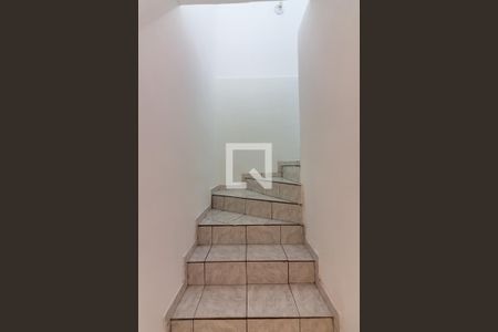 Casa à venda com 220m², 4 quartos e 4 vagas Casa à venda com 220m², 4 quartos e 4 vagasEscada