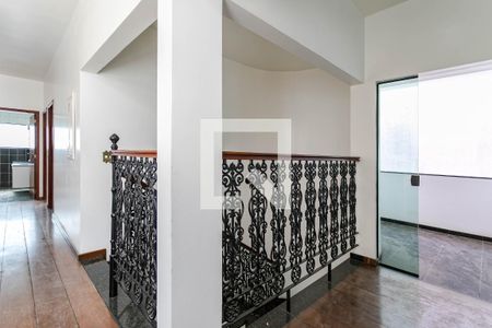 Casa para alugar com 380m², 6 quartos e 4 vagas Casa para alugar com 380m², 6 quartos e 4 vagasEscada