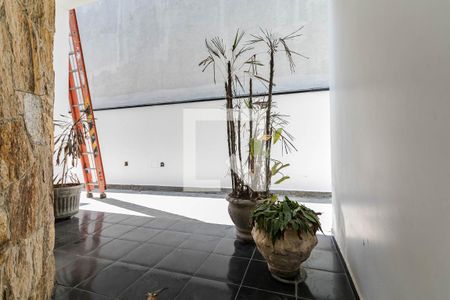 Casa para alugar com 380m², 6 quartos e 4 vagas Casa para alugar com 380m², 6 quartos e 4 vagasVaranda