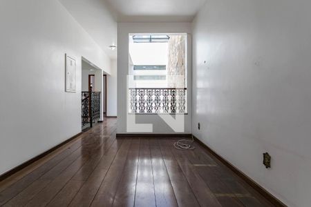 Casa para alugar com 380m², 6 quartos e 4 vagas Casa para alugar com 380m², 6 quartos e 4 vagasCorredor