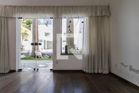 Casa para alugar com 380m², 6 quartos e 4 vagas Casa para alugar com 380m², 6 quartos e 4 vagasSala de TV