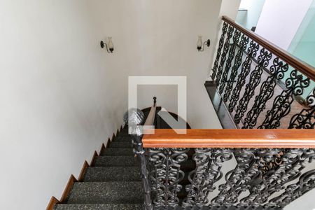 Casa para alugar com 380m², 6 quartos e 4 vagas Casa para alugar com 380m², 6 quartos e 4 vagasEscada