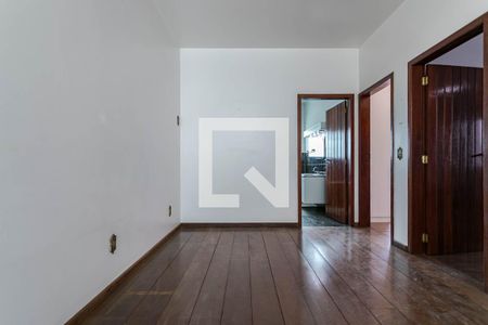 Casa para alugar com 380m², 6 quartos e 4 vagas Casa para alugar com 380m², 6 quartos e 4 vagasCorredor