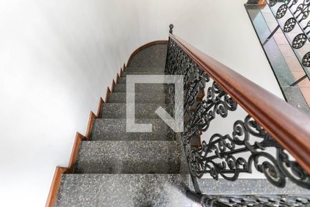 Casa para alugar com 380m², 6 quartos e 4 vagas Casa para alugar com 380m², 6 quartos e 4 vagasEscada