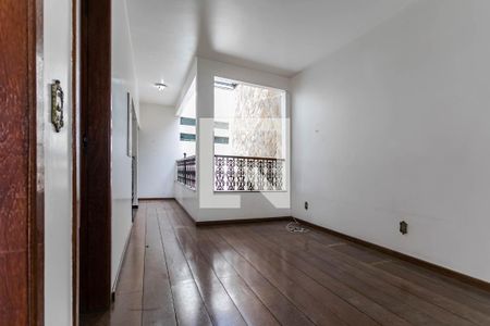 Casa para alugar com 380m², 6 quartos e 4 vagas Casa para alugar com 380m², 6 quartos e 4 vagasCorredor