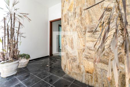 Casa para alugar com 380m², 6 quartos e 4 vagas Casa para alugar com 380m², 6 quartos e 4 vagasVaranda