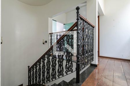 Casa para alugar com 380m², 6 quartos e 4 vagas Casa para alugar com 380m², 6 quartos e 4 vagasEscada